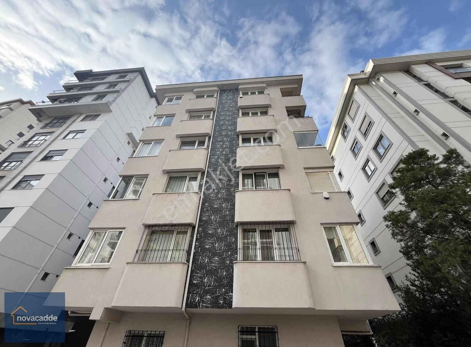 Özel Mimari Dekorlu, 2000 Yılında Yapılmış 3+1 Satılık Daire