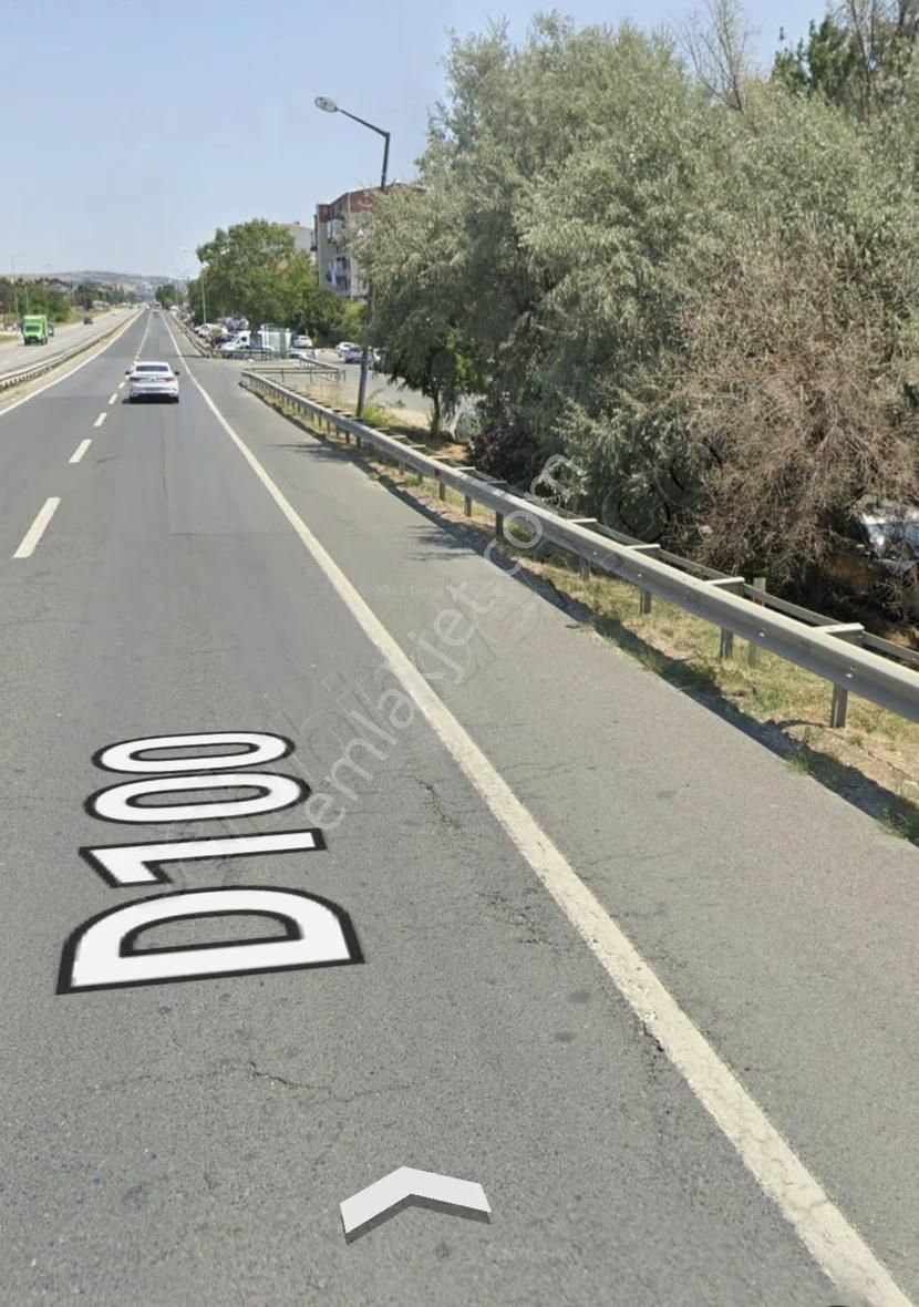 Büyükçekmece^de D100 Karayoluna 70 Metre Cepheli Kelepir Arsa