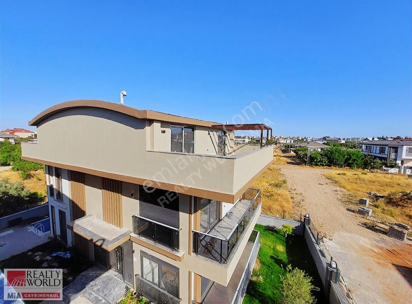 Döşemealtı Yeniköyde Kiralık 7+1 Müstakil Havuzlu Tripleks Villa - Görsel 3