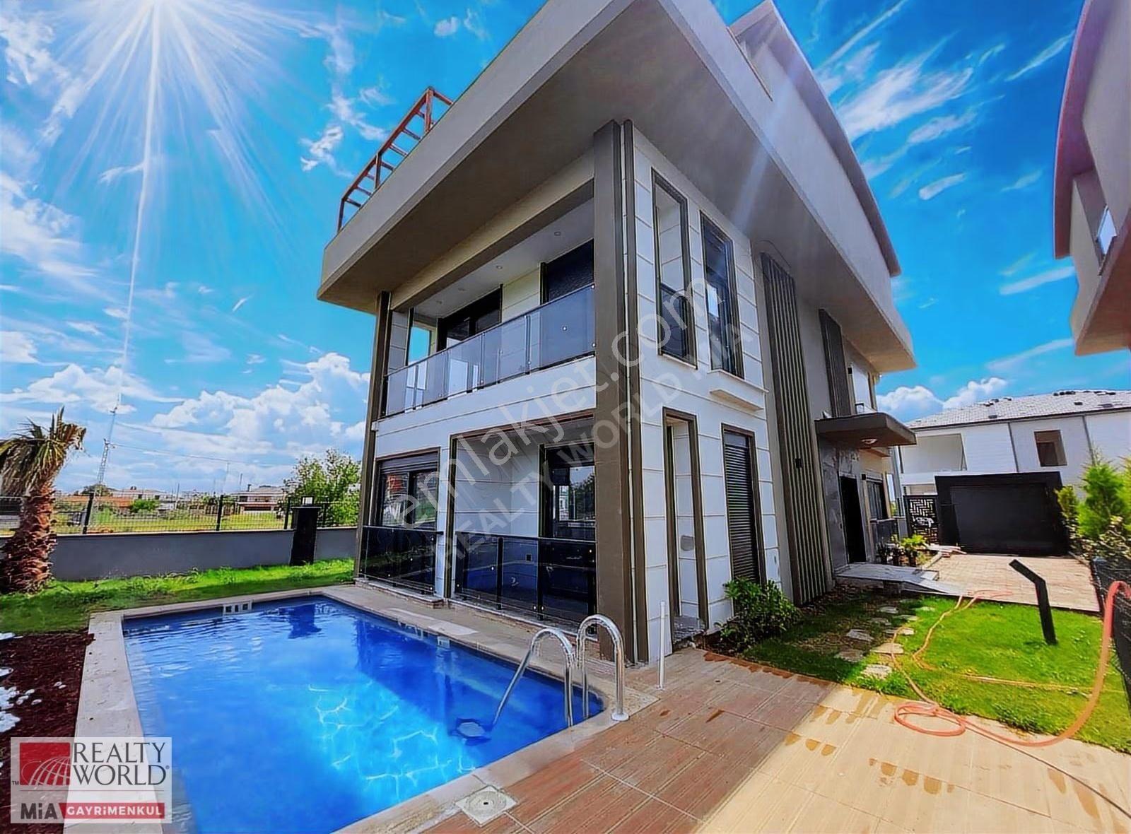 Döşemealtı Yeniköyde Kiralık 7+1 Müstakil Havuzlu Tripleks Villa