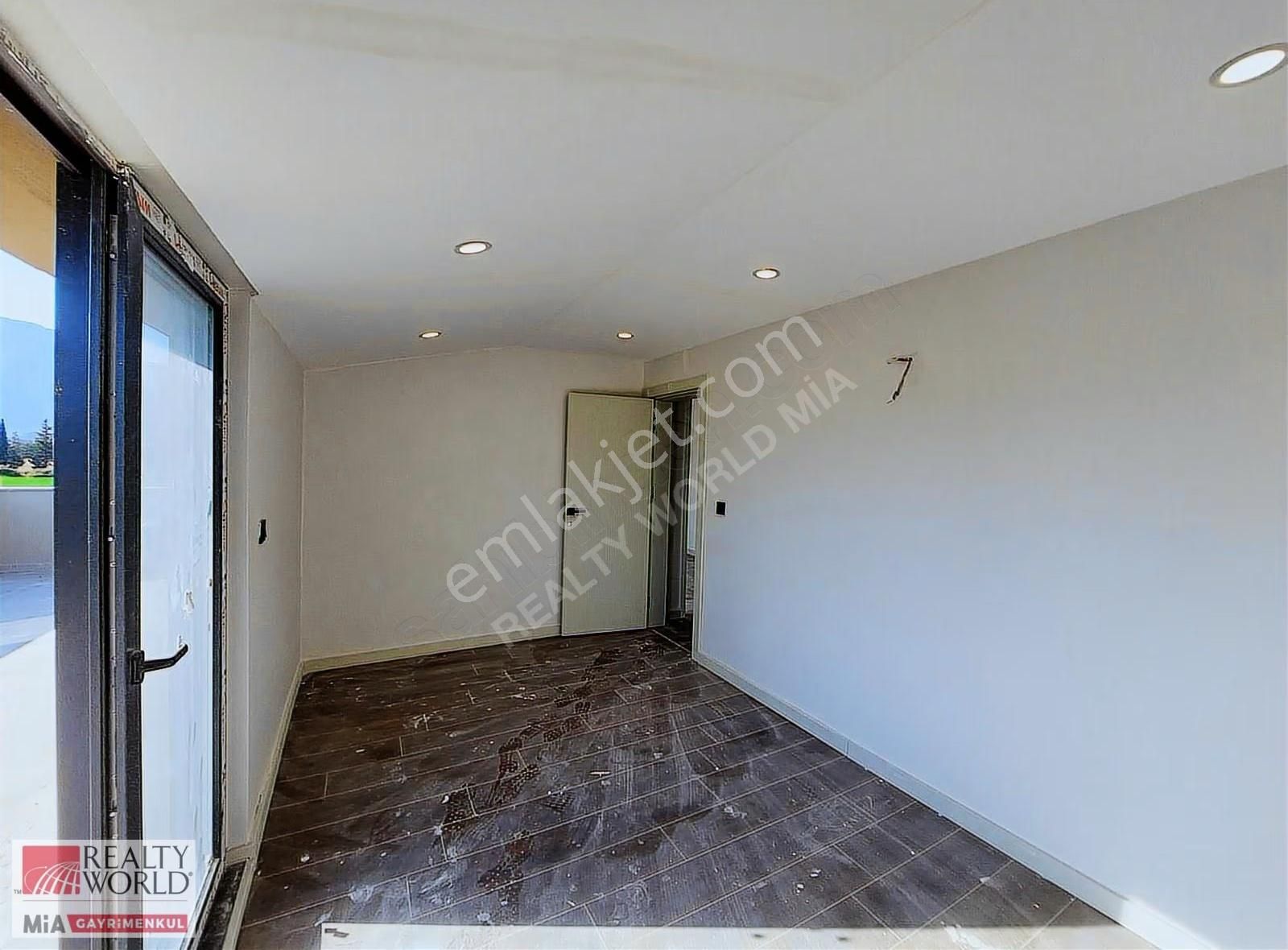 Döşemealtı Yeniköyde Kiralık 7+1 Müstakil Havuzlu Tripleks Villa - Görsel 2