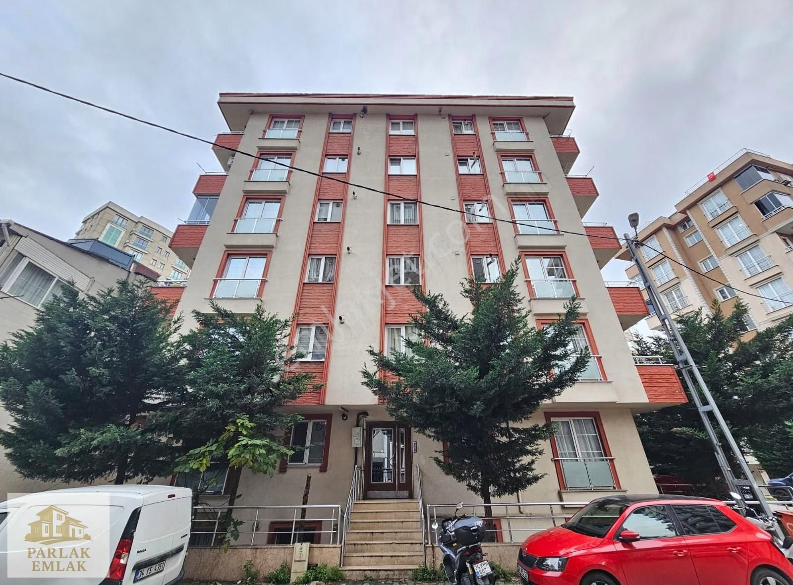 Ümraniye İnkılap Mh. 2+1 10 Yıllık Binada Fırsat Ara Kat Daire