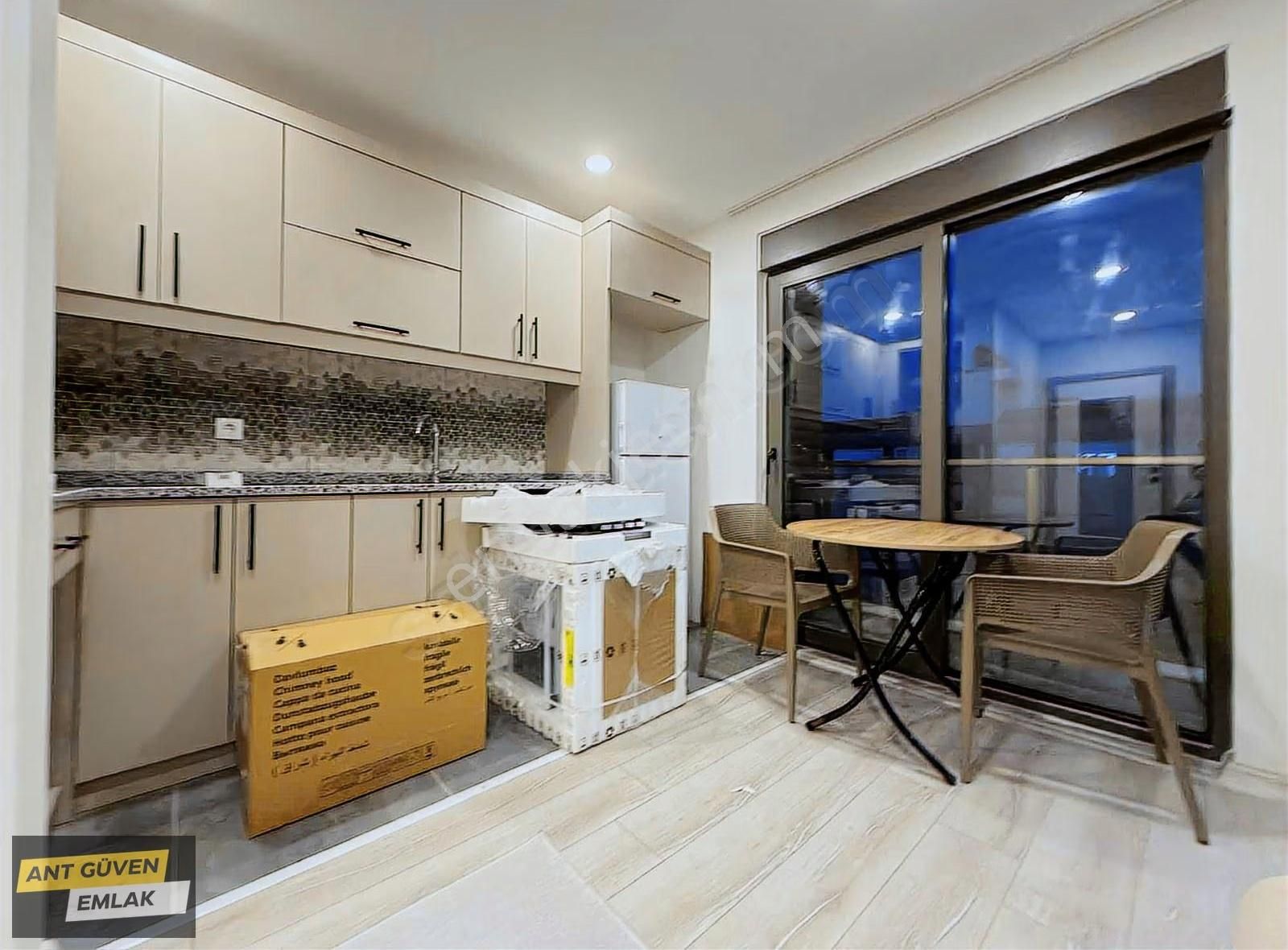 Belediye Arkasında Sıfır Eşyalı 1+1 Asansörlü Kiralık Daire