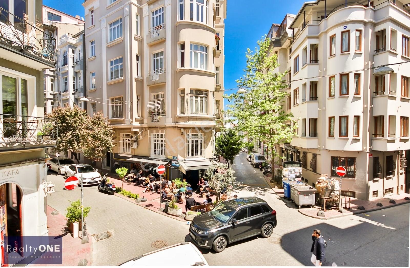 R-one Rental 2+1 Flat In Cihangir Historical Build High Ceiling - Görsel 18