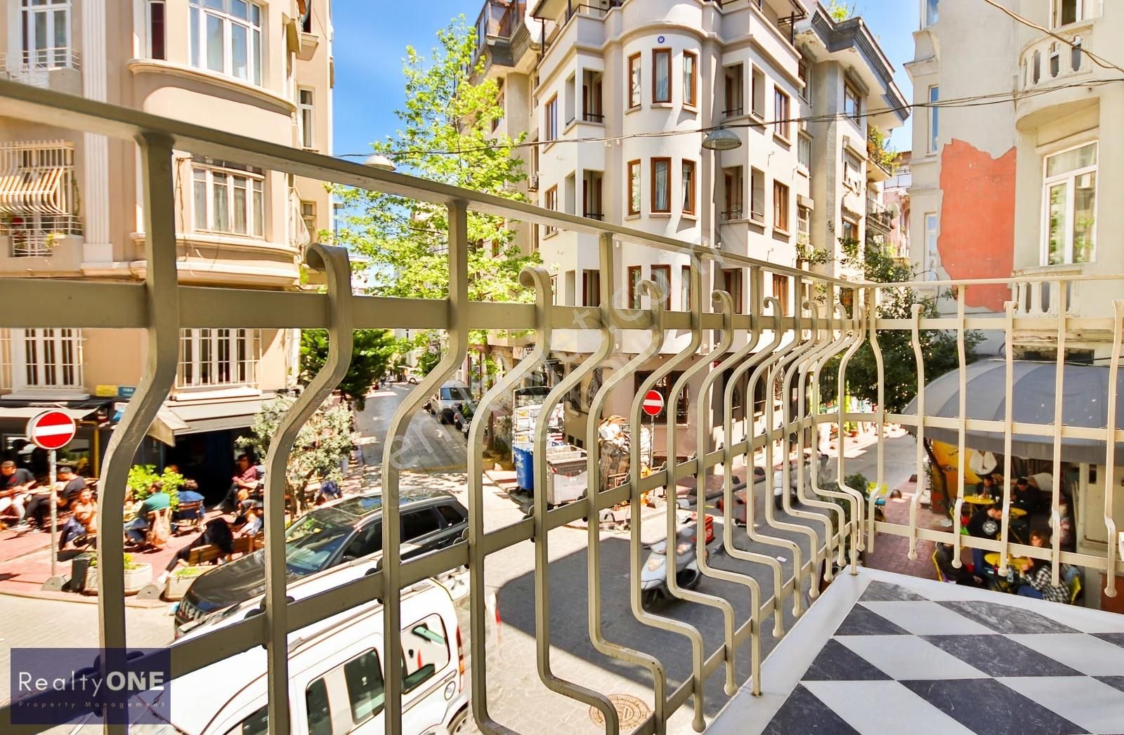 R-one Rental 2+1 Flat In Cihangir Historical Build High Ceiling - Görsel 22