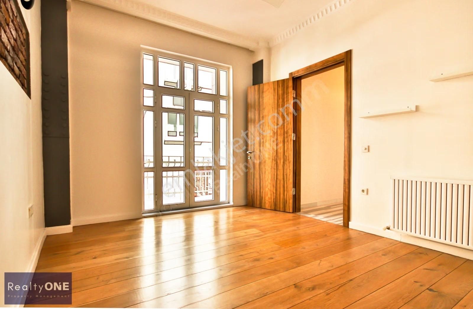 R-one Rental 2+1 Flat In Cihangir Historical Build High Ceiling - Görsel 35