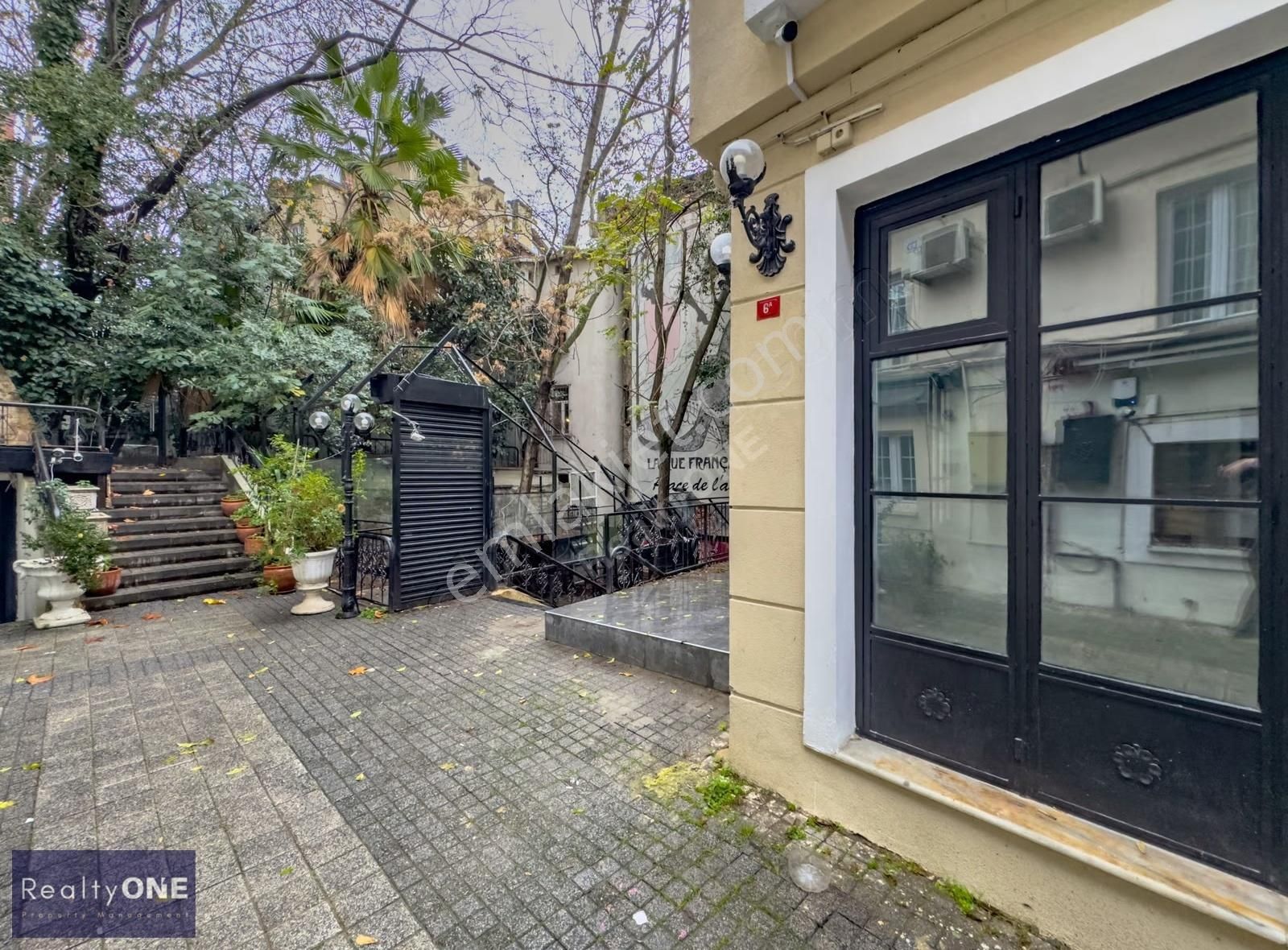 R-one Beyoğlu'nda Kiralık Büyük Bahçeli Eşsiz Dükkan Ve Bina - Görsel 27