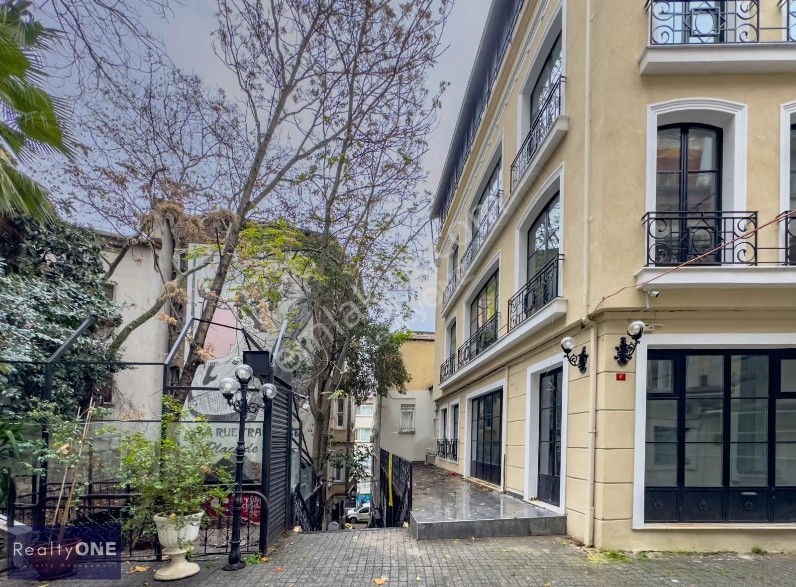 R-one Beyoğlu'nda Kiralık Büyük Bahçeli Eşsiz Dükkan Ve Bina