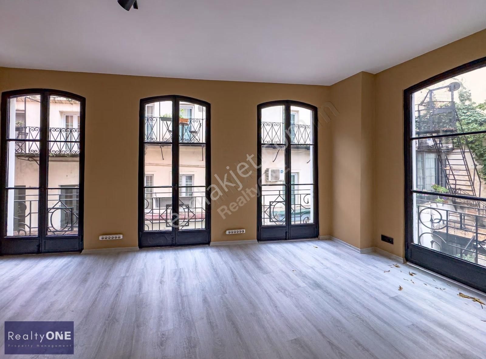 R-one Beyoğlu'nda Kiralık Büyük Bahçeli Eşsiz Dükkan Ve Bina - Görsel 7