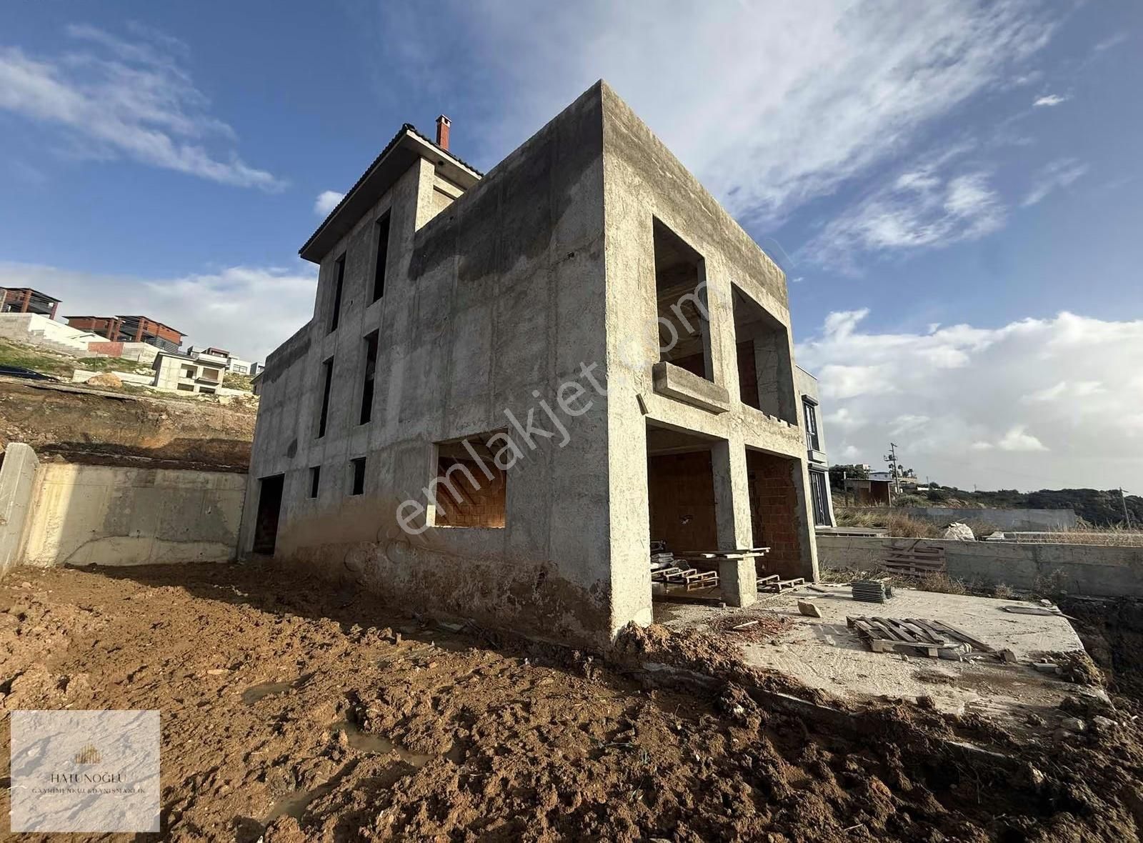 Hatunoğlu'ndan Satılık Foçaköy'de 7+1 Tripleks Villa