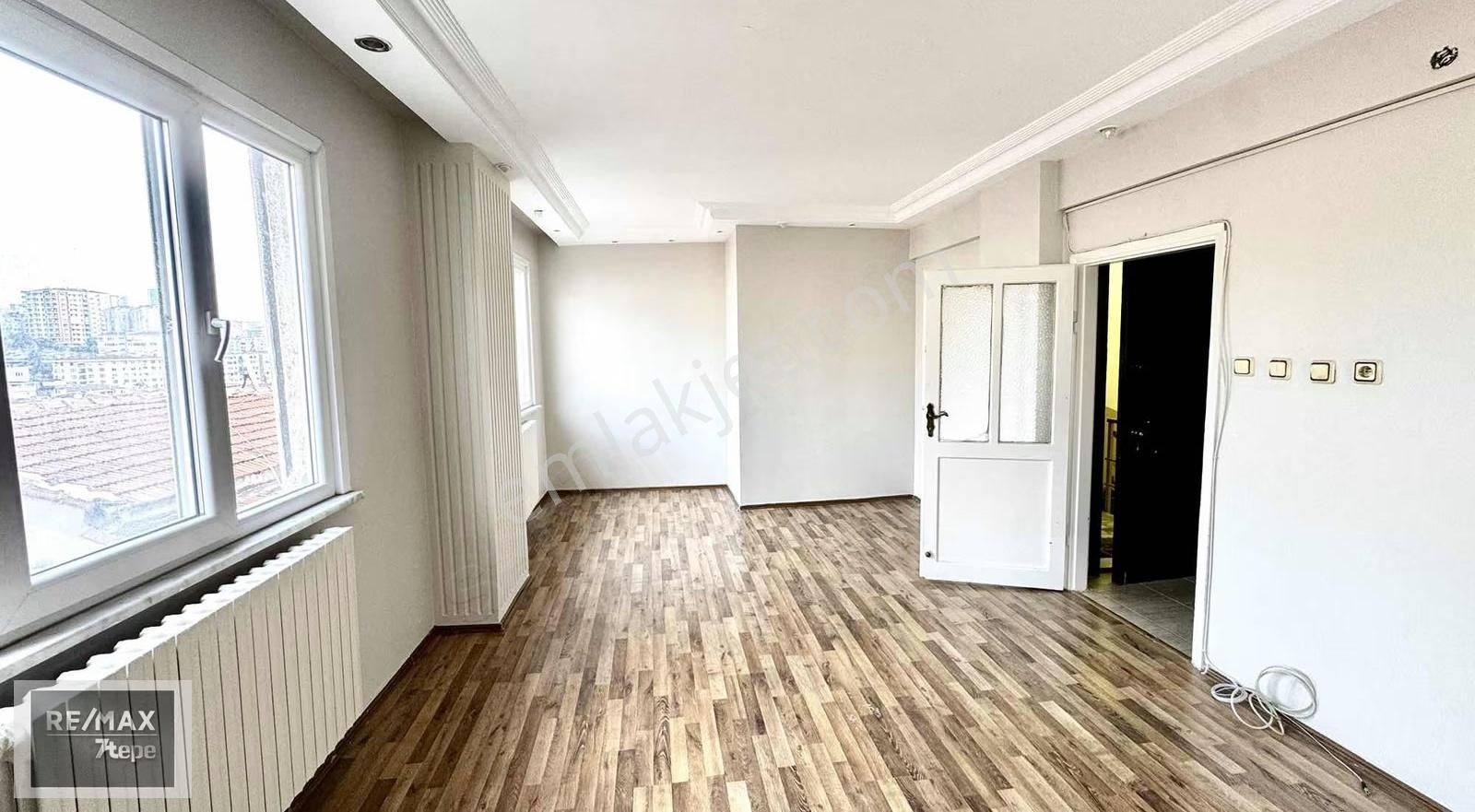 Akkırman Sokakta En Üst Kat Hemen Oturulabılır Balkonlu 3+1