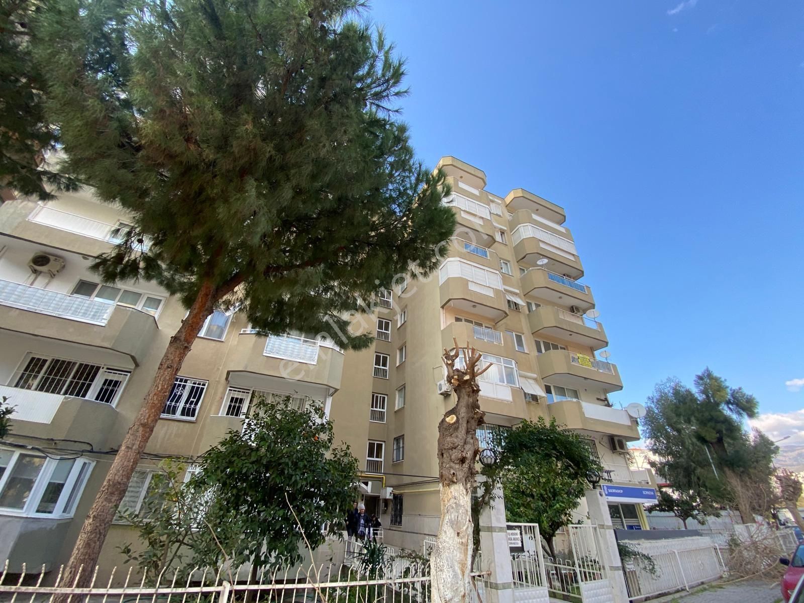 Turyap Bornova'dan Merkezi Konumda Kiralık Ara Kat 3+1 Daire