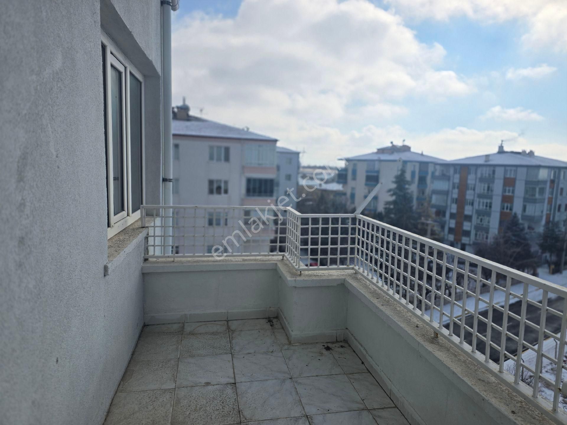 Niğde Bor Fatih Mahallesinde İçi Yapılı Temiz Satılık Klasik Daire - Görsel 12