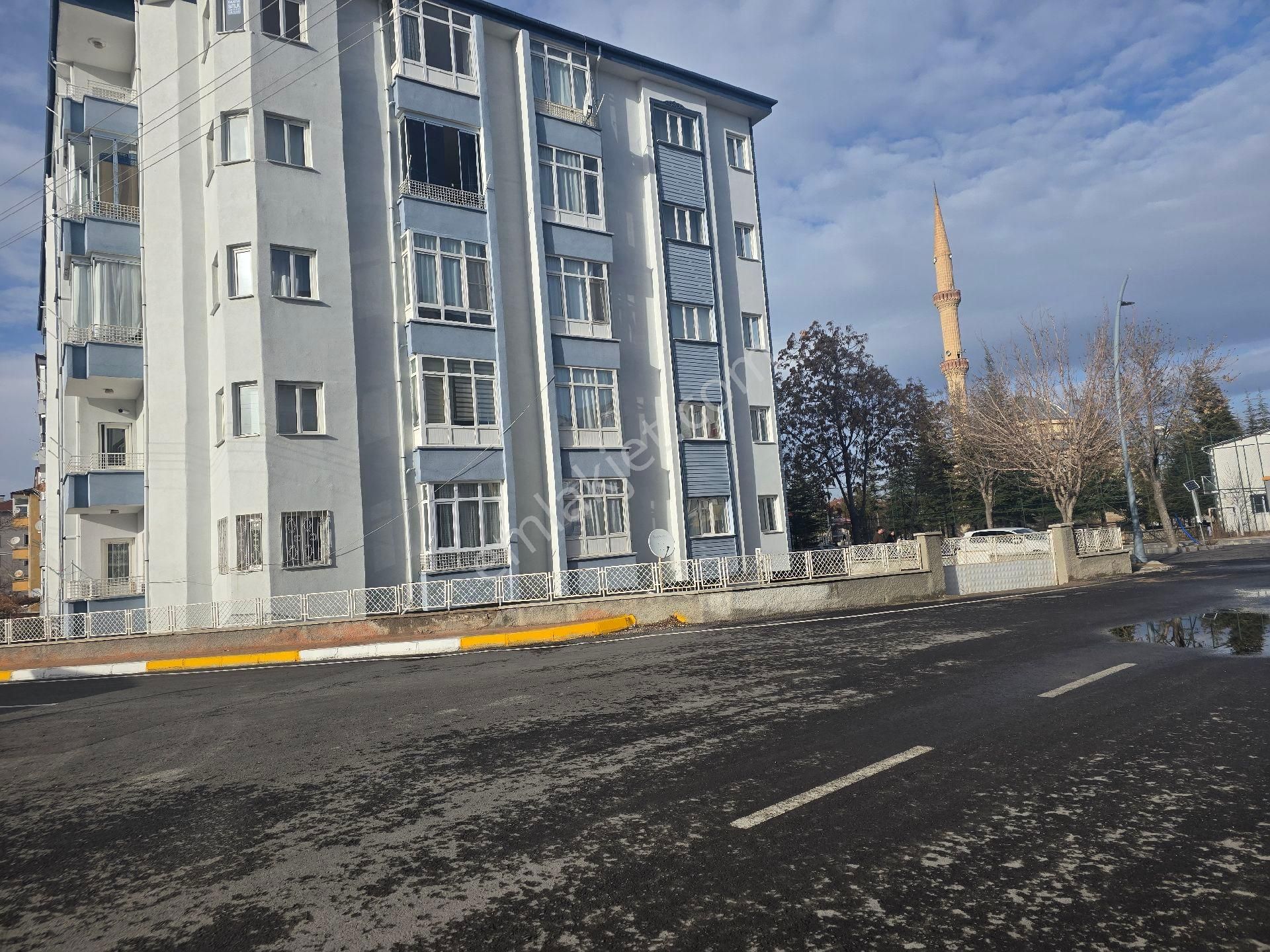 Niğde Bor Fatih Mahallesinde İçi Yapılı Temiz Satılık Klasik Daire