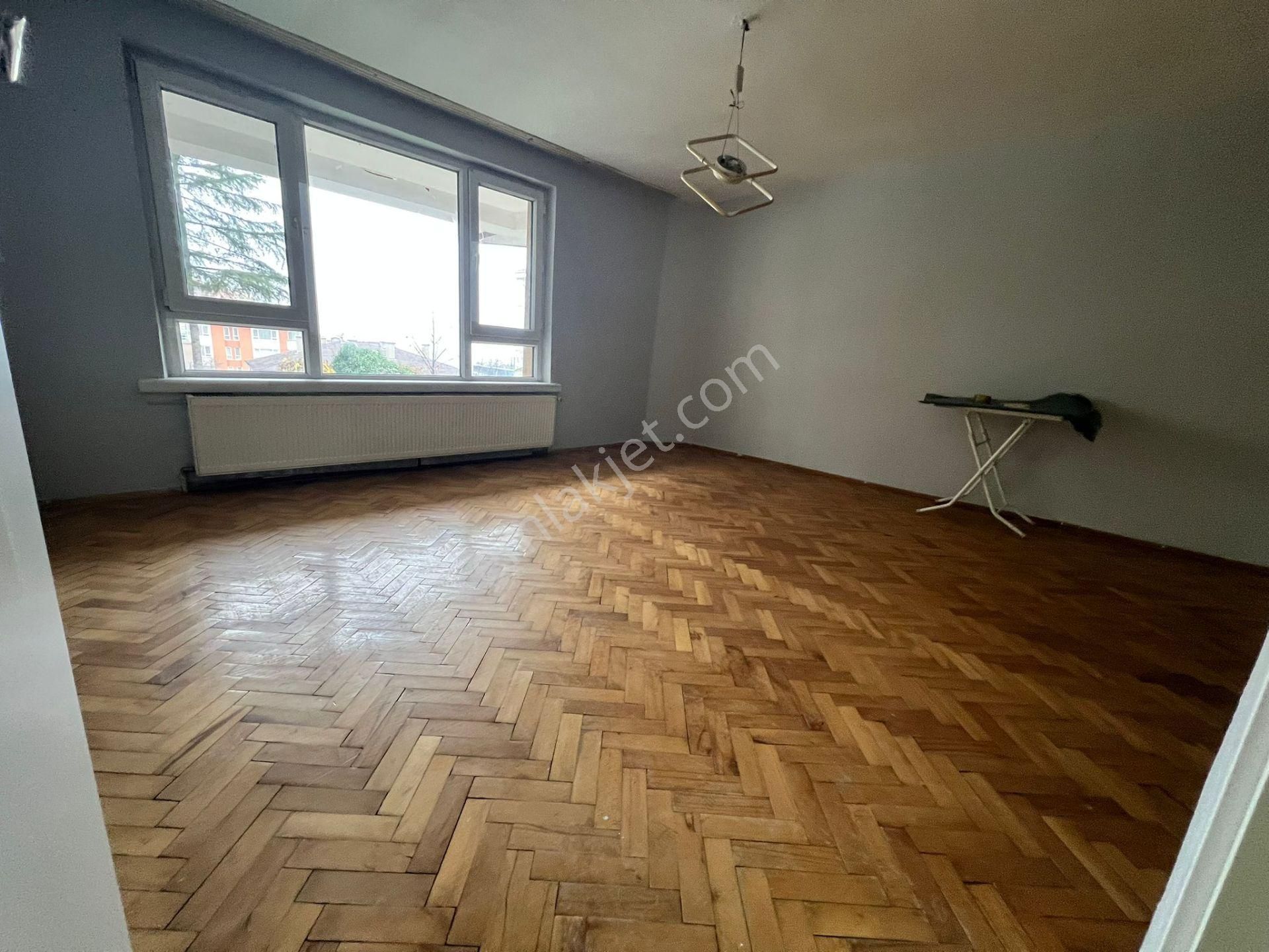 Atanora Vadi'den Merkezi Lokasyonda Cadde Yakını Kombili Ön Cephe Boş 2+1