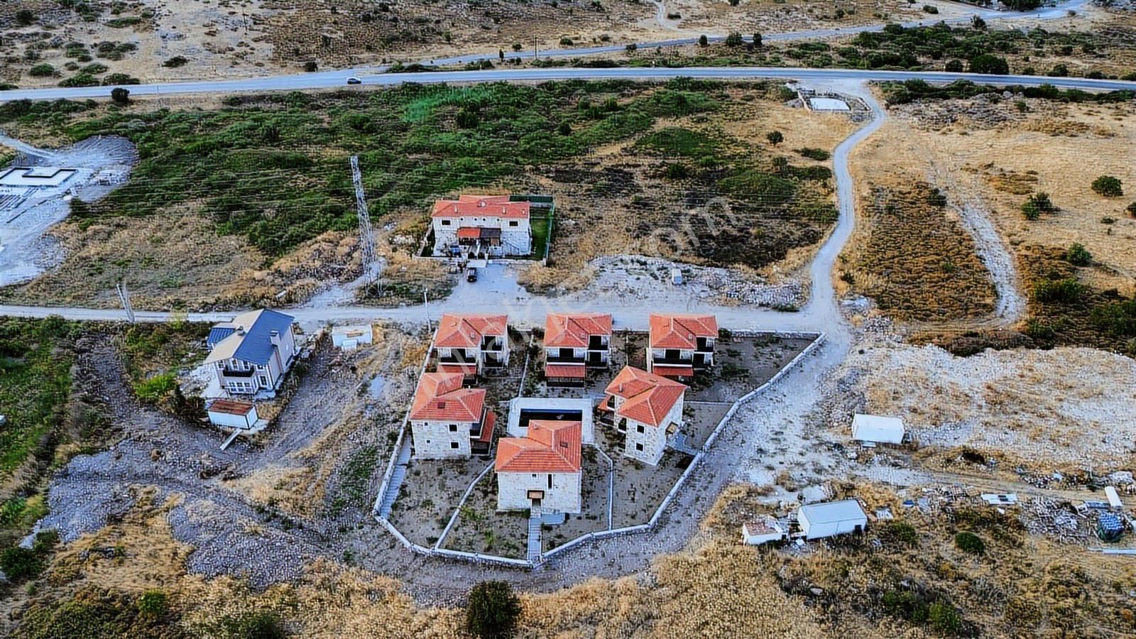 Foça Yenibağrası'nda Müstakil Havuzlu Bahçeli Satılık 3+1 Villa - Görsel 14