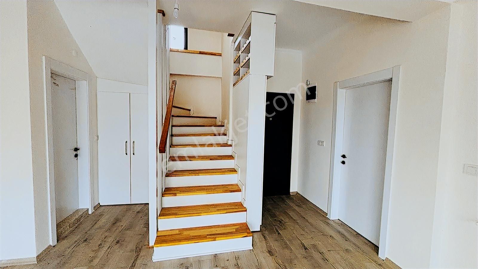 Foça Yenibağrası'nda Müstakil Havuzlu Bahçeli Satılık 3+1 Villa - Görsel 8