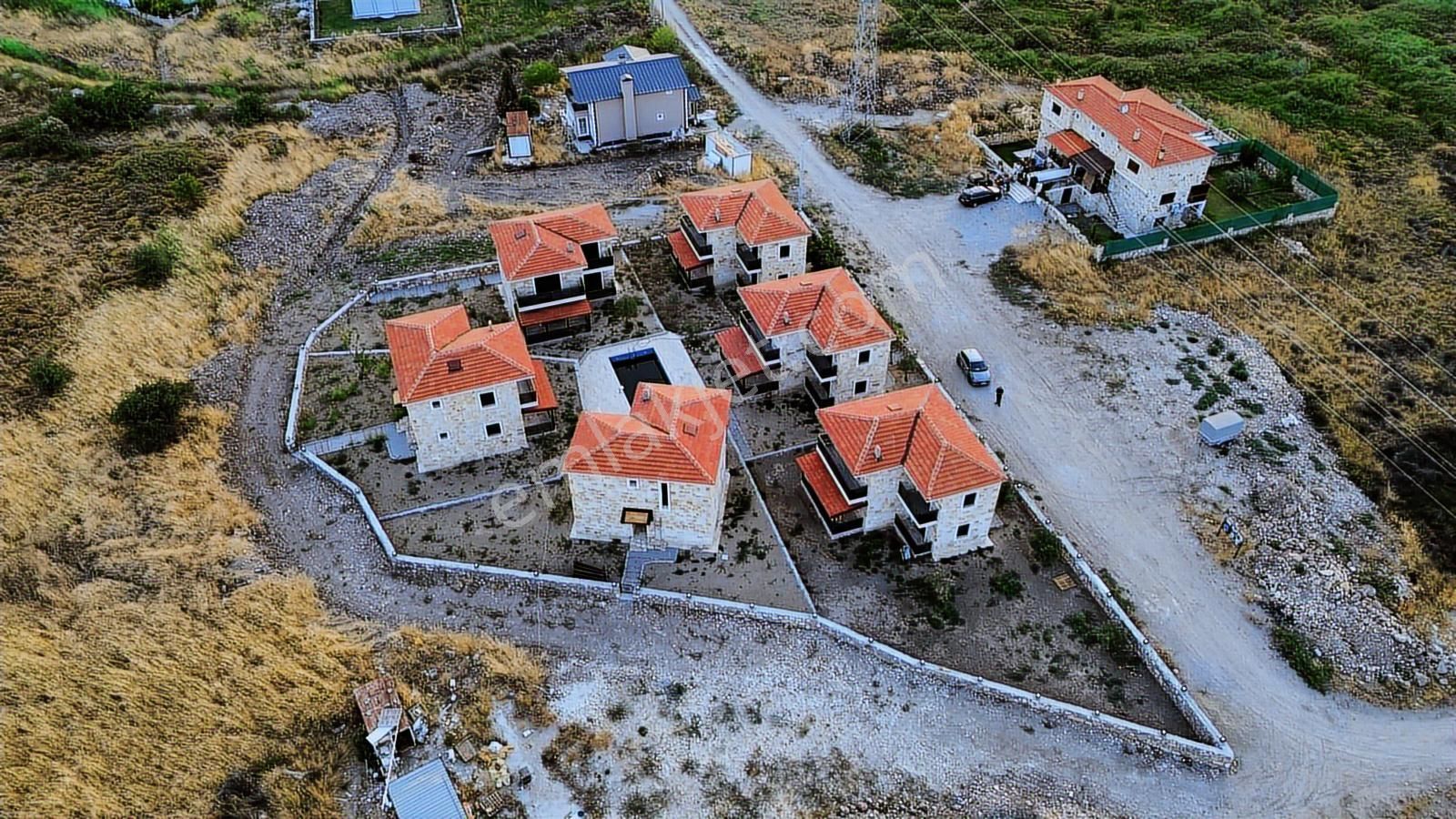 Foça Yenibağrası'nda Müstakil Havuzlu Bahçeli Satılık 3+1 Villa - Görsel 22