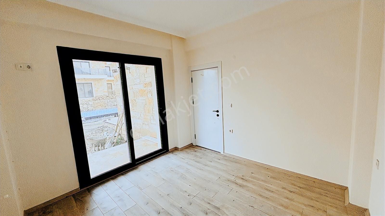 Foça Yenibağrası'nda Müstakil Havuzlu Bahçeli Satılık 3+1 Villa - Görsel 17