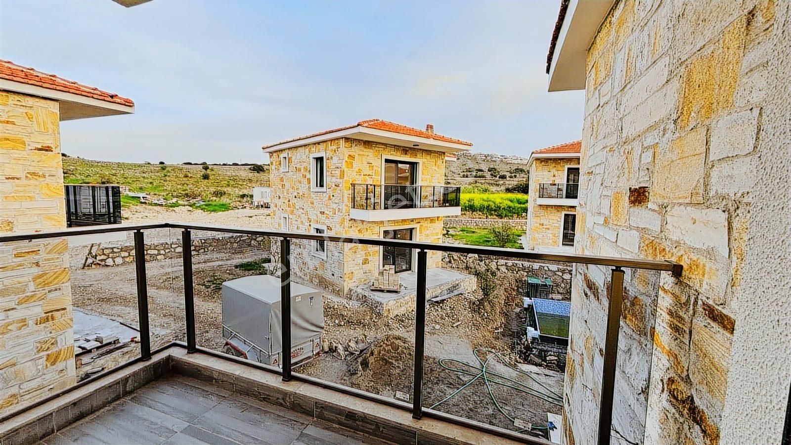 Foça Yenibağrası'nda Müstakil Havuzlu Bahçeli Satılık 3+1 Villa - Görsel 4