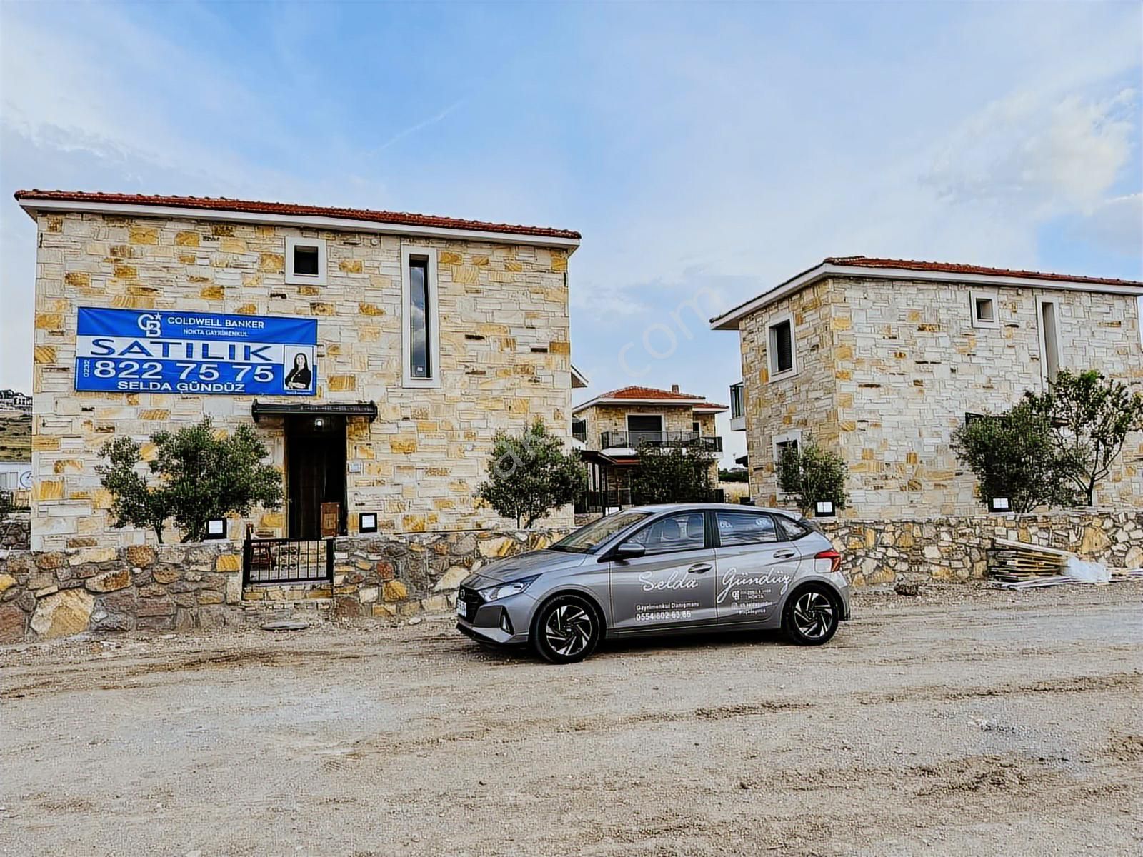 Foça Yenibağrası'nda Müstakil Havuzlu Bahçeli Satılık 3+1 Villa