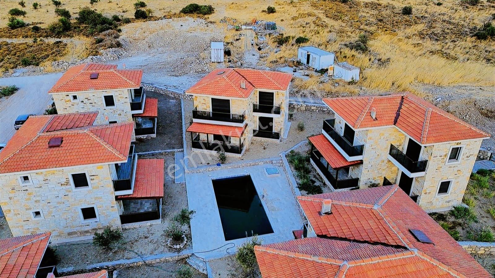 Foça Yenibağrası'nda Müstakil Havuzlu Bahçeli Satılık 3+1 Villa - Görsel 2