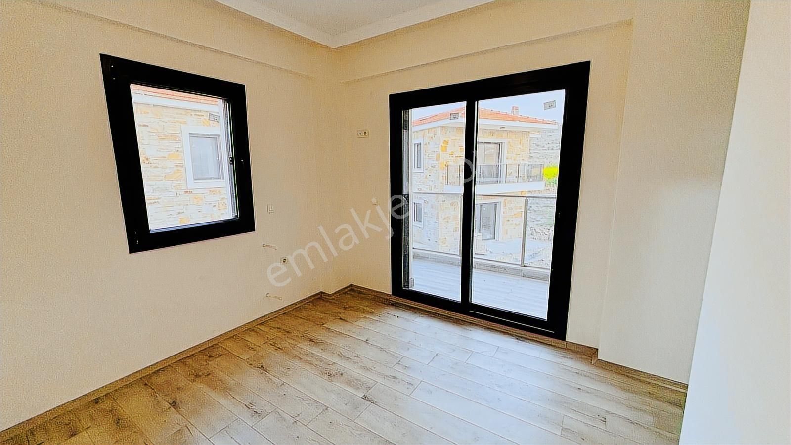 Foça Yenibağrası'nda Müstakil Havuzlu Bahçeli Satılık 3+1 Villa - Görsel 25