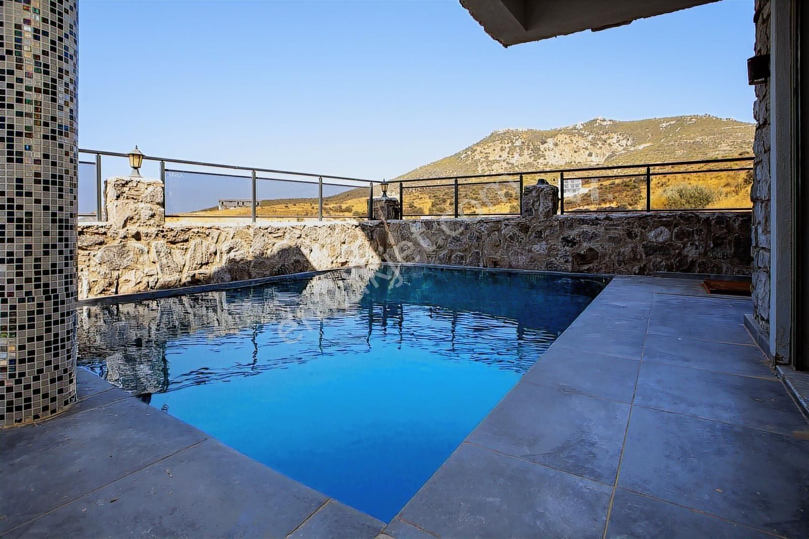 Yenifoça'da Deniz Manzaralı Müstakil Havuzlu 3+1 Tripleks Villa - Görsel 27