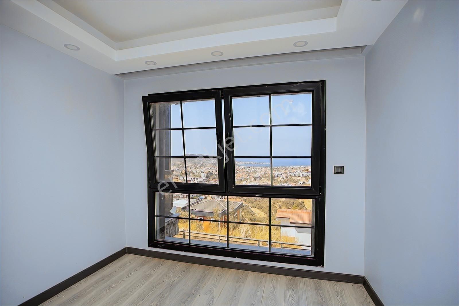 Yenifoça'da Deniz Manzaralı Müstakil Havuzlu 3+1 Tripleks Villa - Görsel 9