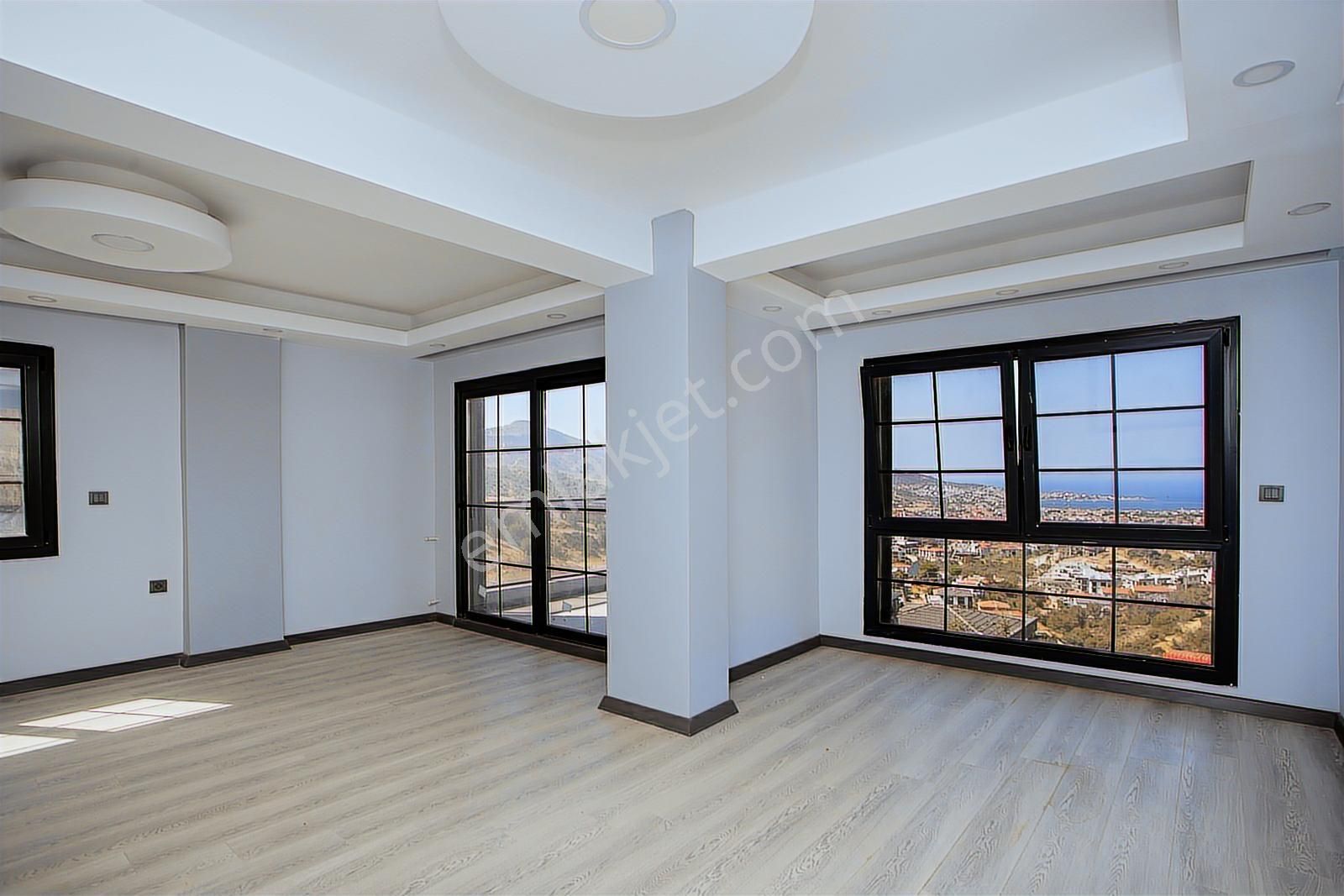 Yenifoça'da Deniz Manzaralı Müstakil Havuzlu 3+1 Tripleks Villa - Görsel 5