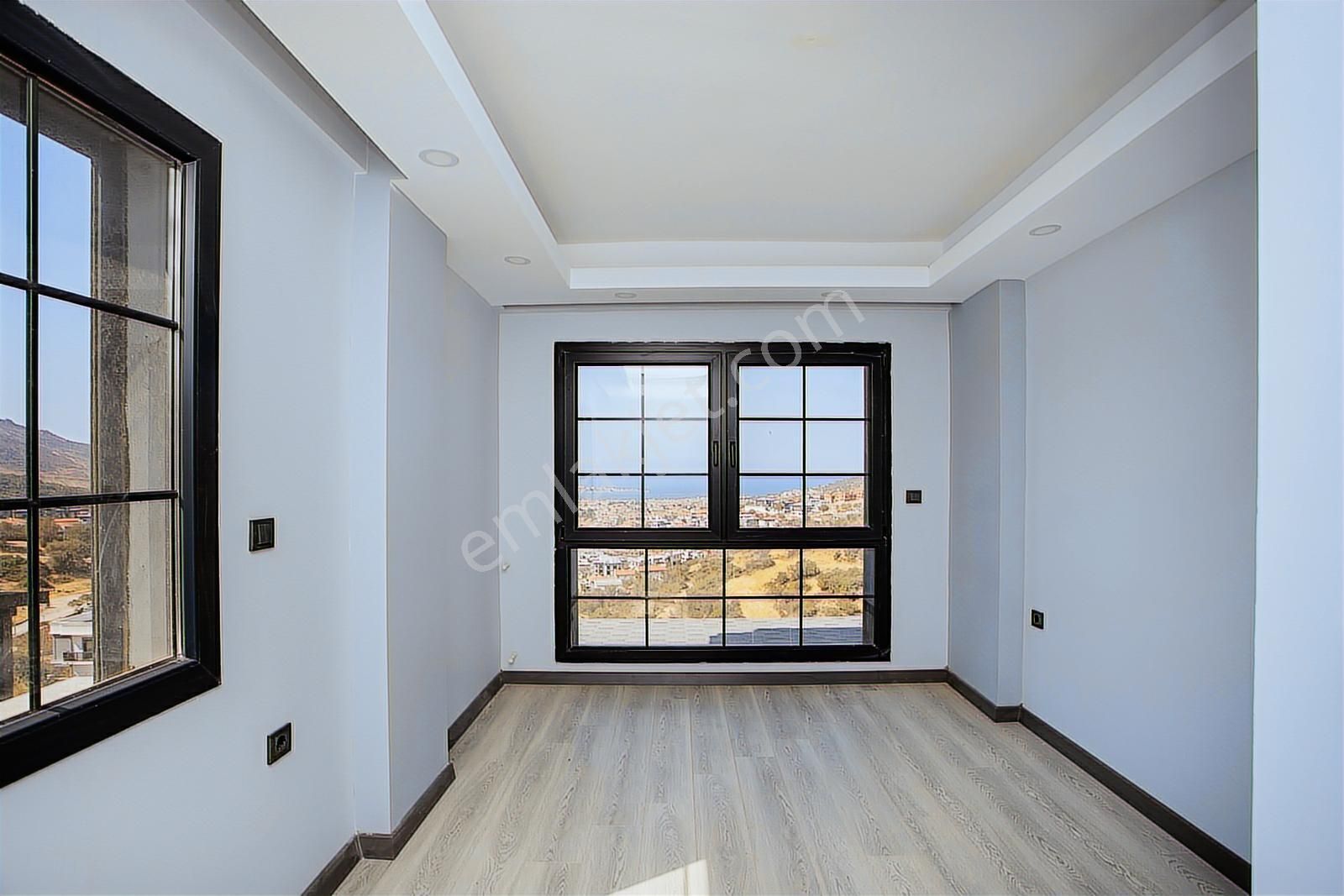 Yenifoça'da Deniz Manzaralı Müstakil Havuzlu 3+1 Tripleks Villa - Görsel 6