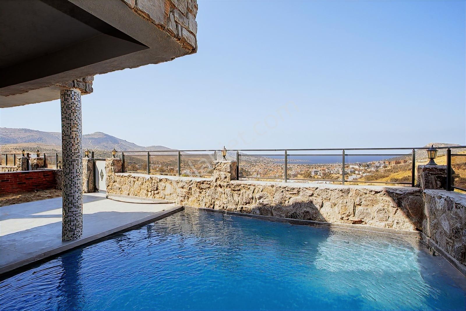 Yenifoça'da Deniz Manzaralı Müstakil Havuzlu 3+1 Tripleks Villa