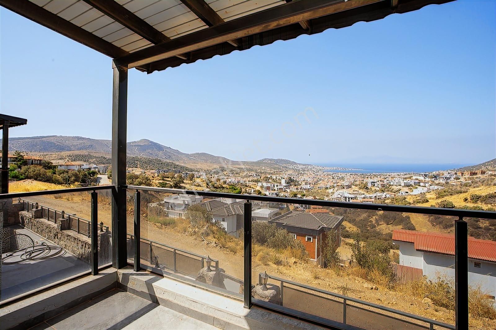 Yenifoça'da Deniz Manzaralı Müstakil Havuzlu 3+1 Tripleks Villa - Görsel 22