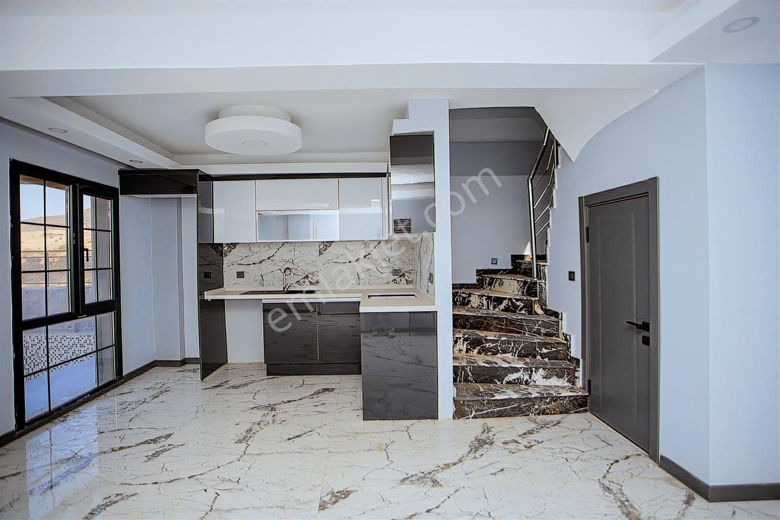 Yenifoça'da Deniz Manzaralı Müstakil Havuzlu 3+1 Tripleks Villa - Görsel 29