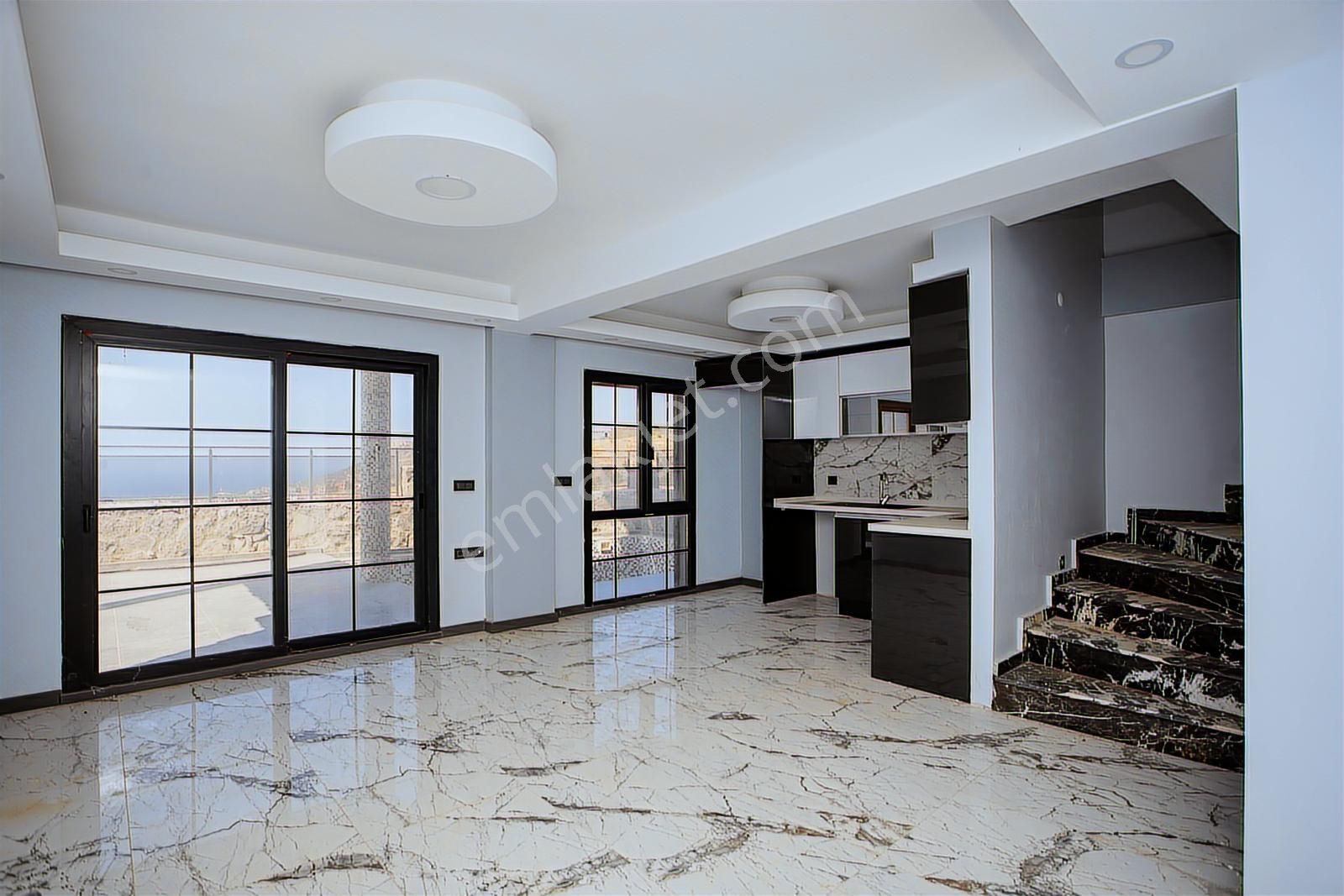 Yenifoça'da Deniz Manzaralı Müstakil Havuzlu 3+1 Tripleks Villa - Görsel 18