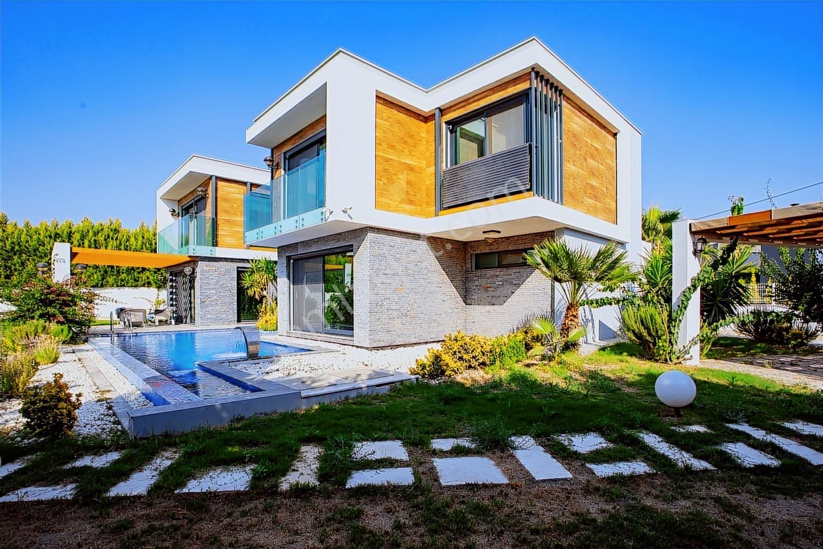 Kuşadası Türkmen'de Satılık 5+1 Havuzlu Müstakil Villa