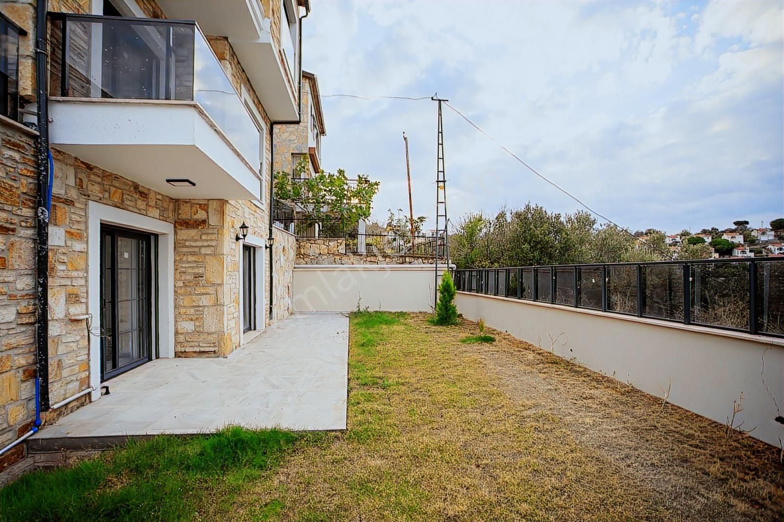 Yenifoça Donatkent Mevkiinde Satılık Havuzlu 3+1 Müstakil Villa - Görsel 2