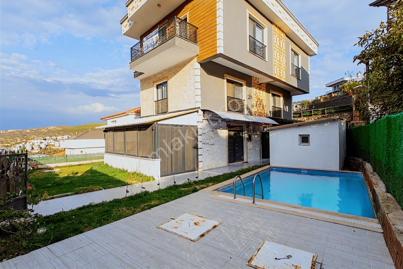 Yenifoça'da Satılık Müstakil 3+1 Havuzlu Tripleks - Görsel 10