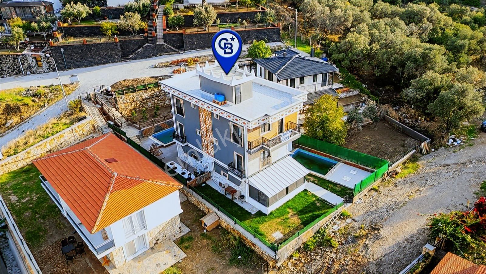 Yenifoça'da Satılık Müstakil 3+1 Havuzlu Tripleks - Görsel 4