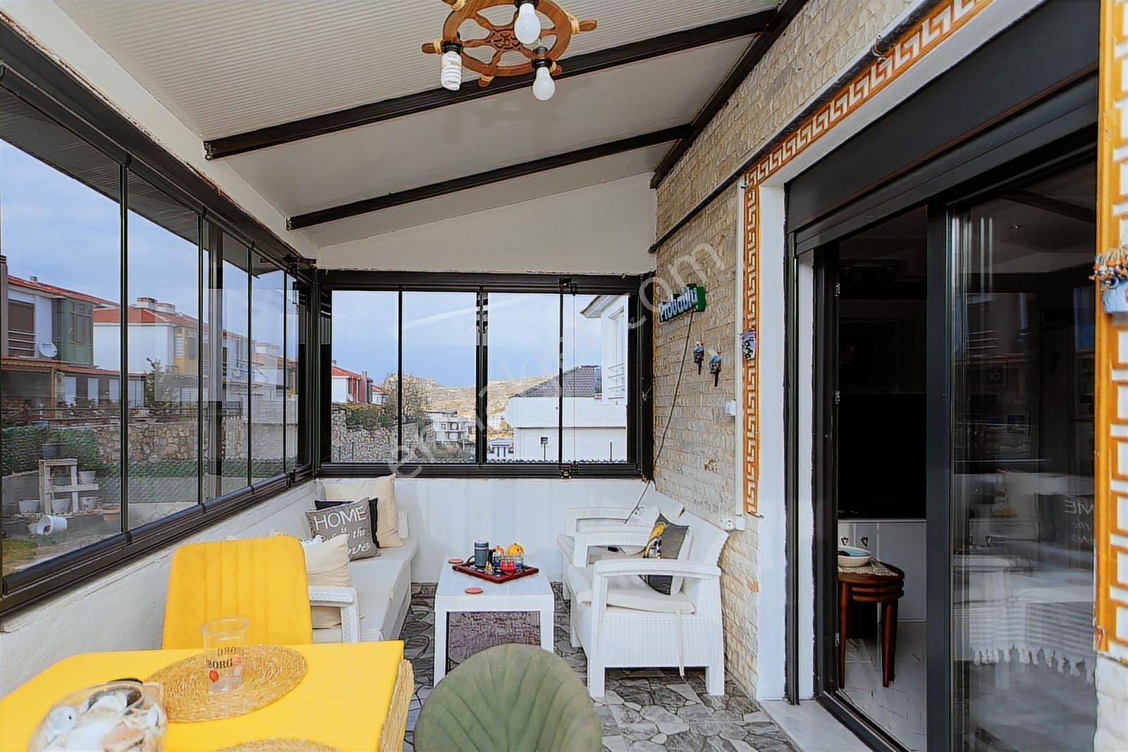 Yenifoça'da Satılık Müstakil 3+1 Havuzlu Tripleks - Görsel 17