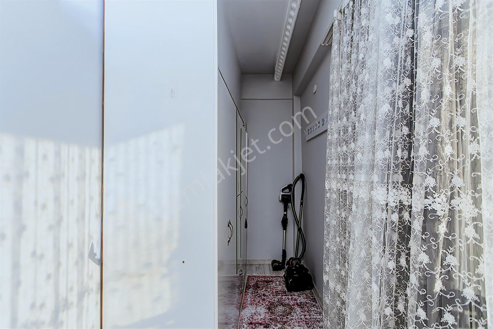 Yenifoça'da Satılık Müstakil 3+1 Havuzlu Tripleks - Görsel 33