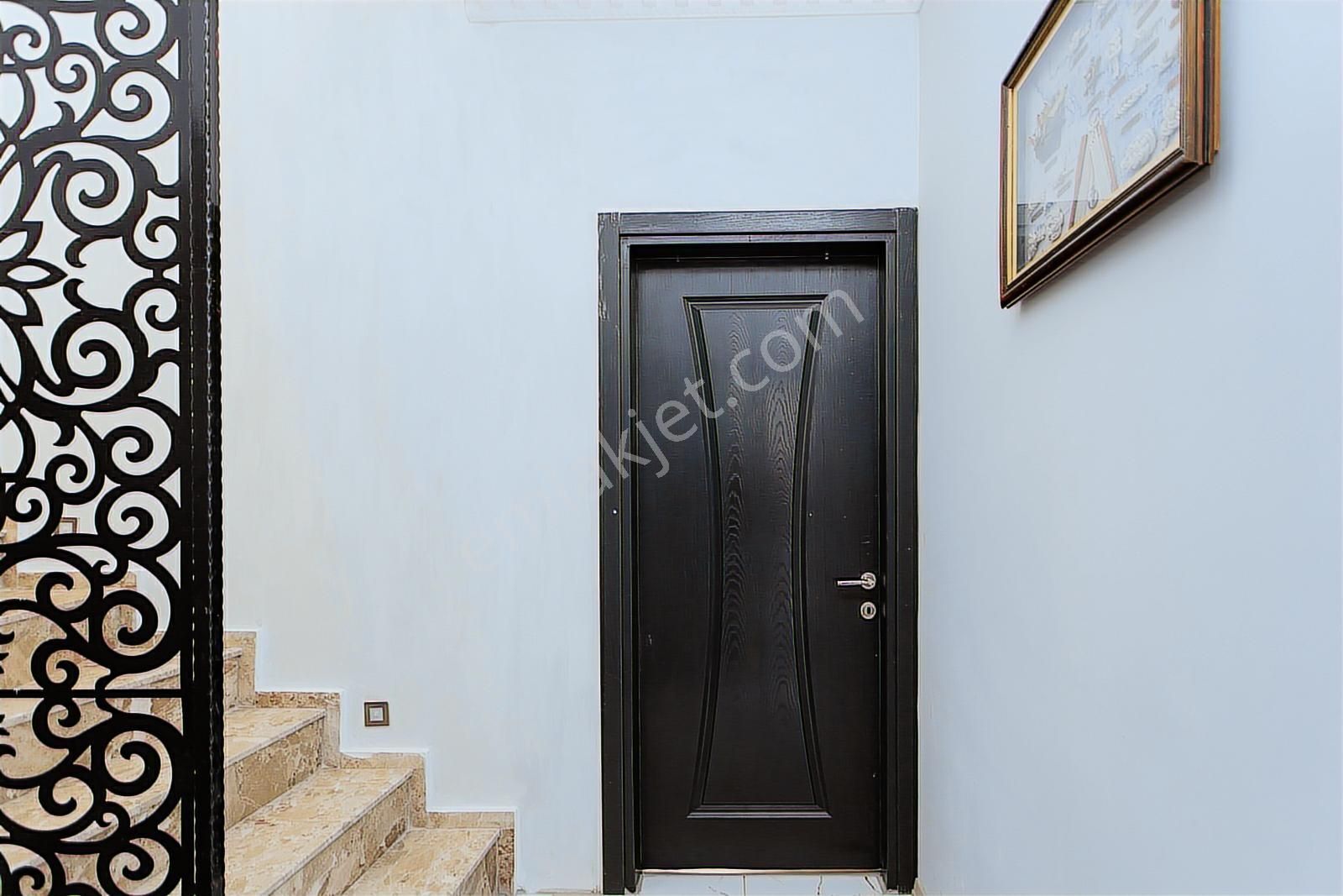 Yenifoça'da Satılık Müstakil 3+1 Havuzlu Tripleks - Görsel 6