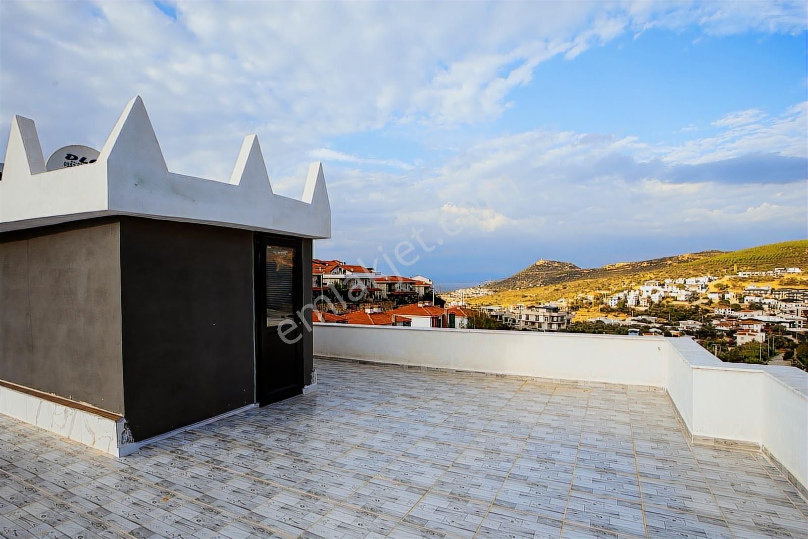 Yenifoça'da Satılık Müstakil 3+1 Havuzlu Tripleks - Görsel 22