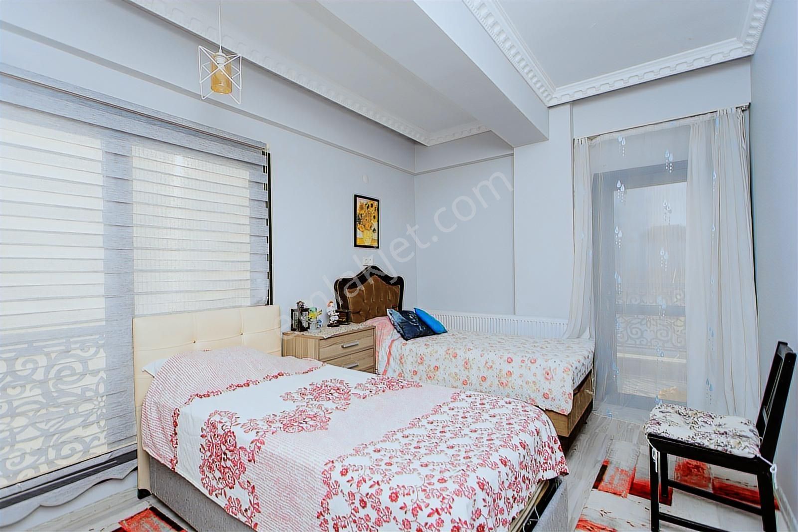 Yenifoça'da Satılık Müstakil 3+1 Havuzlu Tripleks - Görsel 3