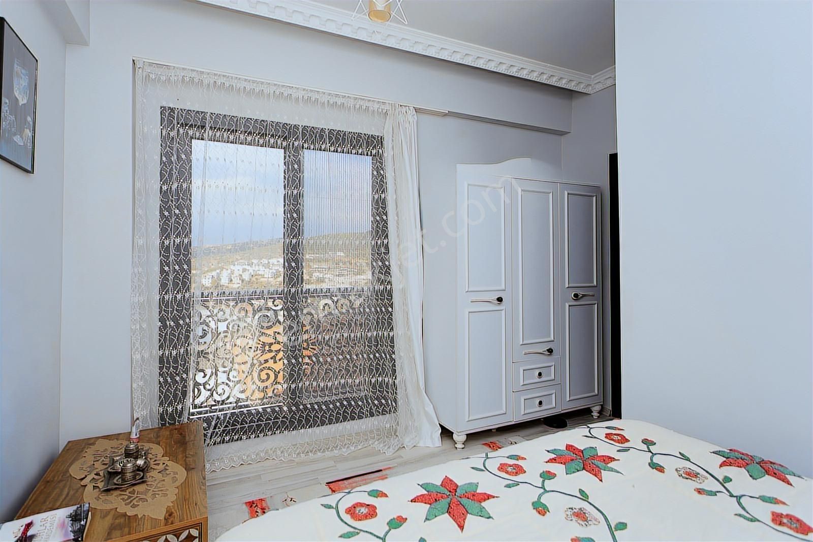 Yenifoça'da Satılık Müstakil 3+1 Havuzlu Tripleks - Görsel 11