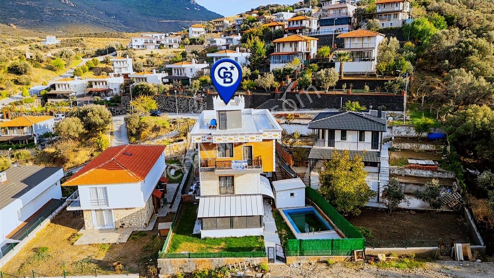 Yenifoça'da Satılık Müstakil 3+1 Havuzlu Tripleks