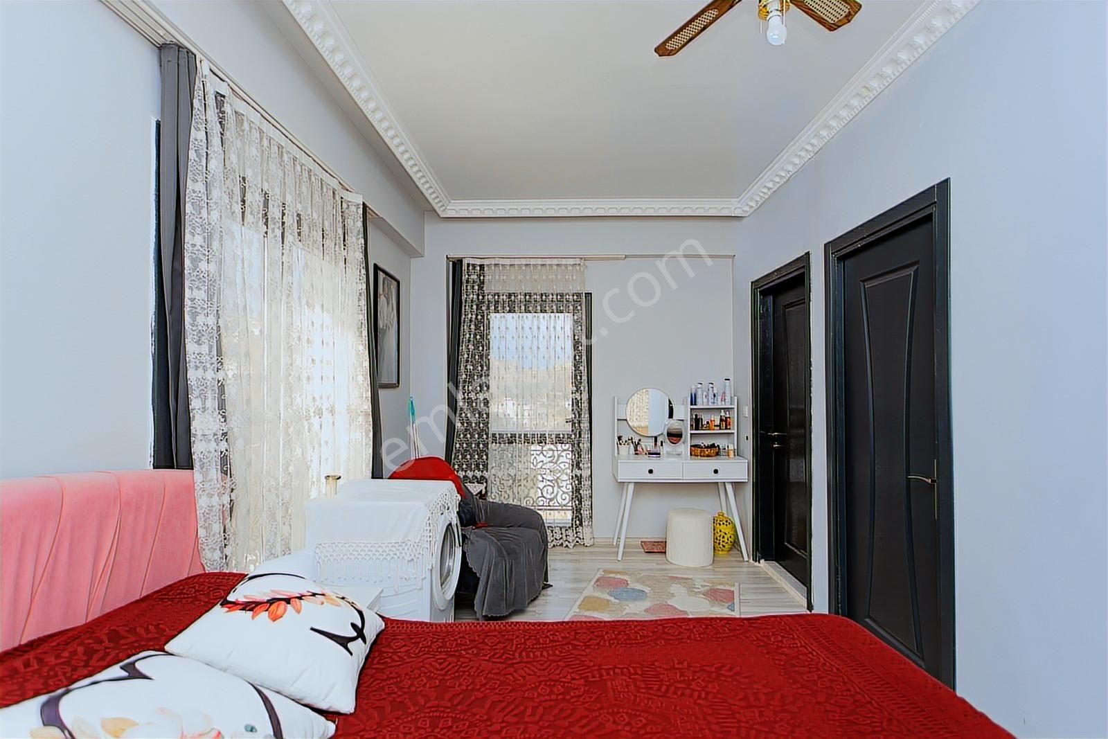 Yenifoça'da Satılık Müstakil 3+1 Havuzlu Tripleks - Görsel 18