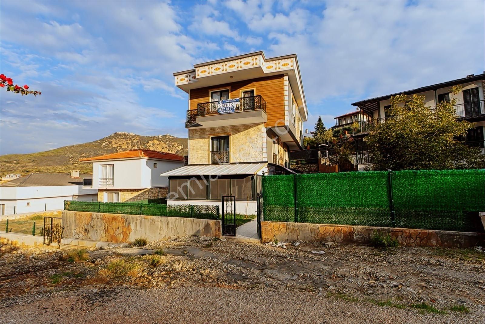 Yenifoça'da Satılık Müstakil 3+1 Havuzlu Tripleks - Görsel 14