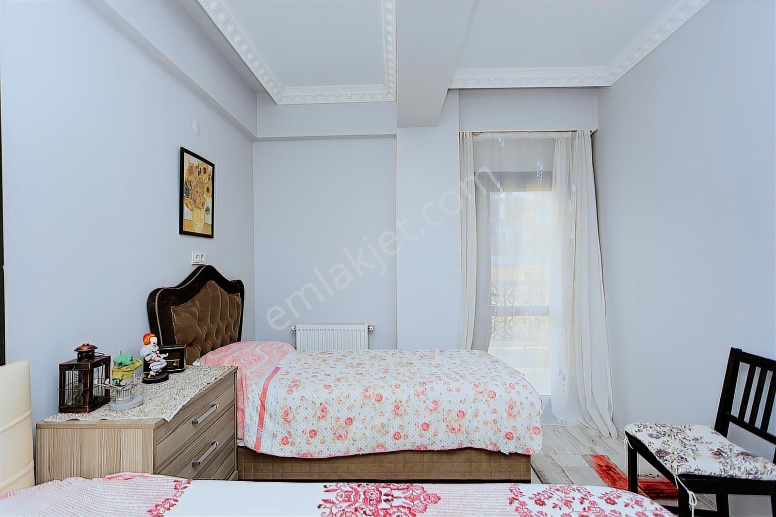 Yenifoça'da Satılık Müstakil 3+1 Havuzlu Tripleks - Görsel 16