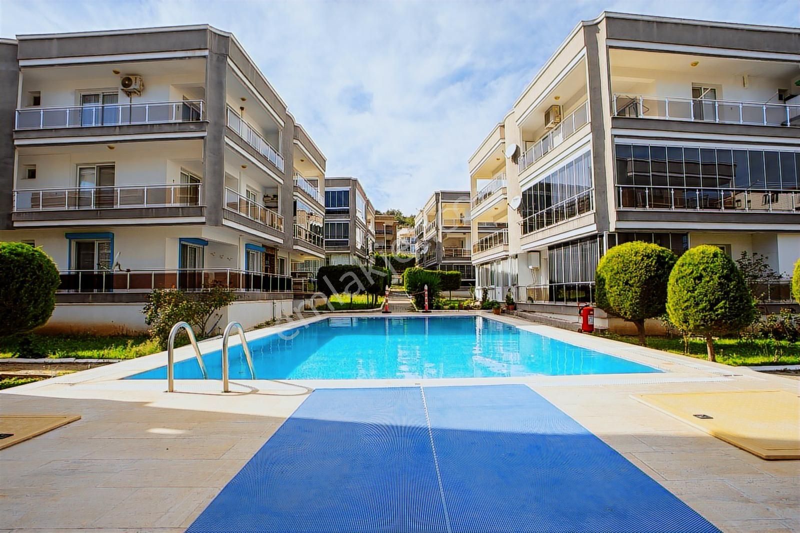 Yenifoça Havuzlu Site İçerisinde Satılık Geniş 1+1 Daire